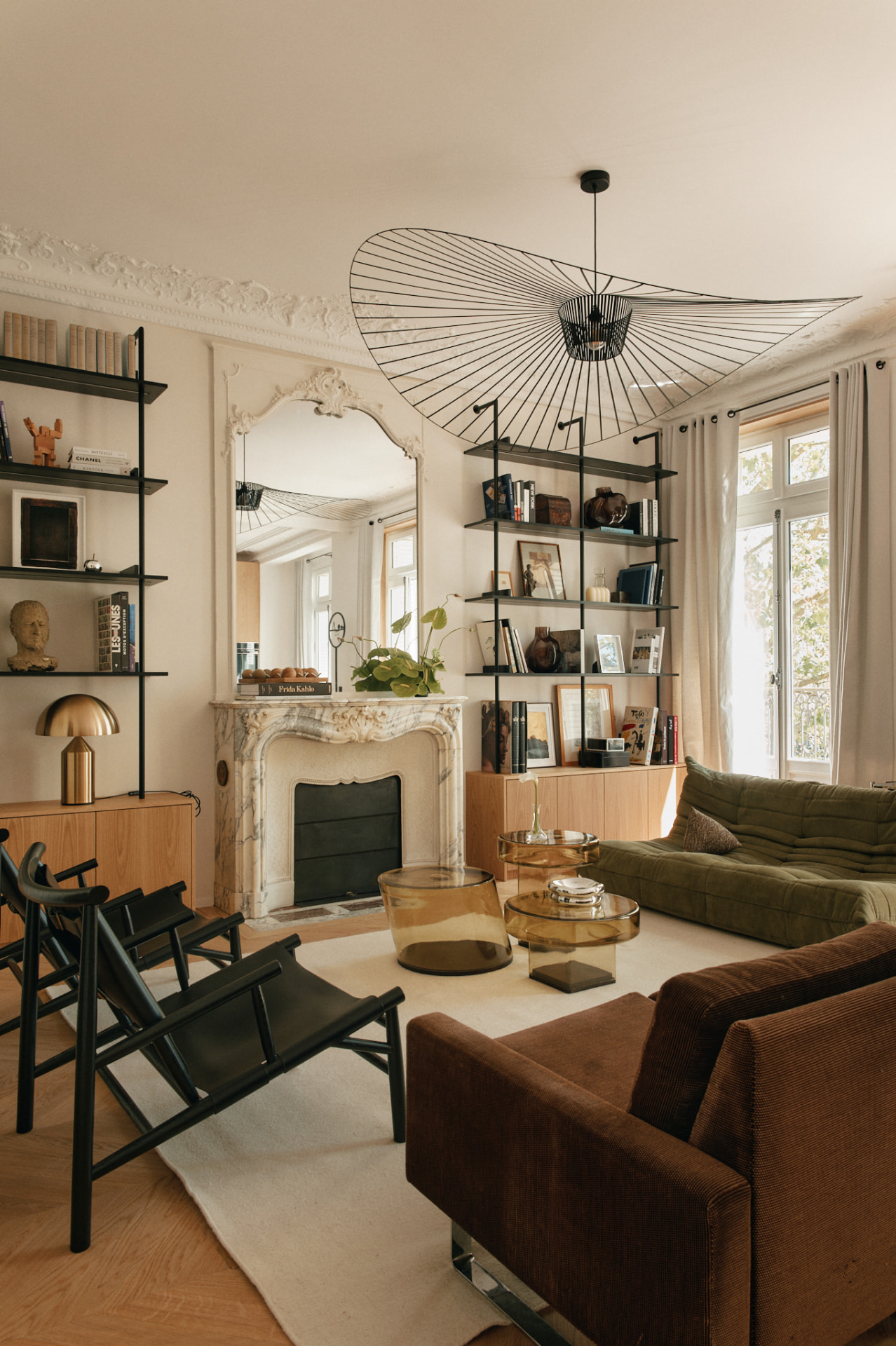 Séjour haussmannien rénové par Studio Kadé